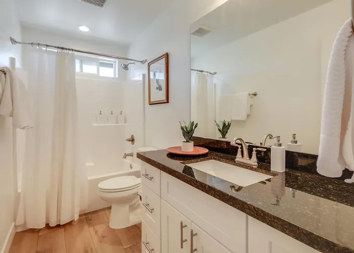 Spacious W/ Jacuzzi + Mtn View! Holiday home *