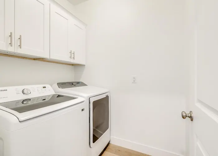 Spacious W/ Jacuzzi + Mtn View! Bellemont