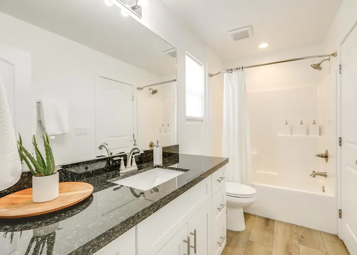 Spacious W/ Jacuzzi + Mtn View!