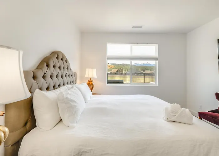 Spacious W/ Jacuzzi + Mtn View! *