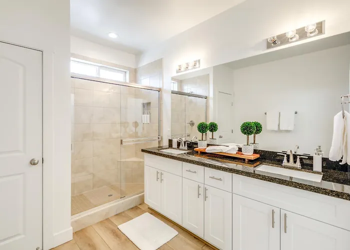 Spacious W/ Jacuzzi + Mtn View! Bellemont