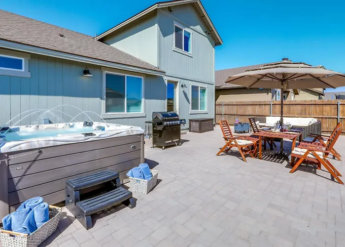 Spacious W/ Jacuzzi + Mtn View! Holiday home Bellemont