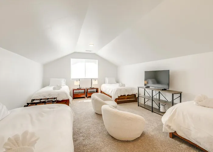 Spacious W/ Jacuzzi + Mtn View! Holiday home
