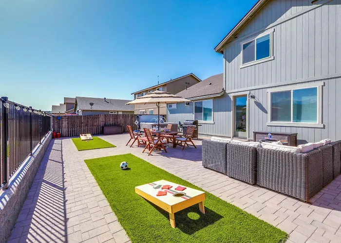 Holiday home Spacious W/ Jacuzzi + Mtn View!