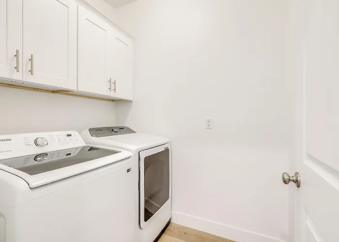 Spacious W/ Jacuzzi + Mtn View! Bellemont