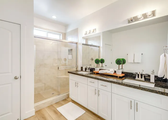 Spacious W/ Jacuzzi + Mtn View! *
