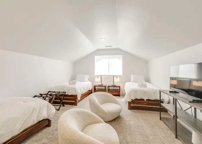Spacious W/ Jacuzzi + Mtn View! Holiday home Bellemont