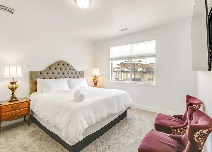 Spacious W/ Jacuzzi + Mtn View! Holiday home *