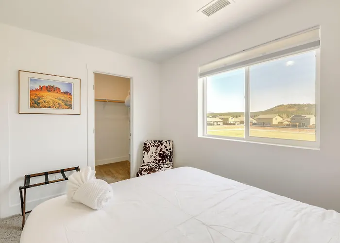 Holiday home Spacious W/ Jacuzzi + Mtn View!