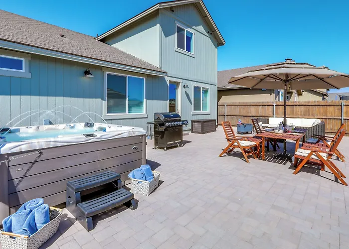 Spacious W/ Jacuzzi + Mtn View! Holiday home *