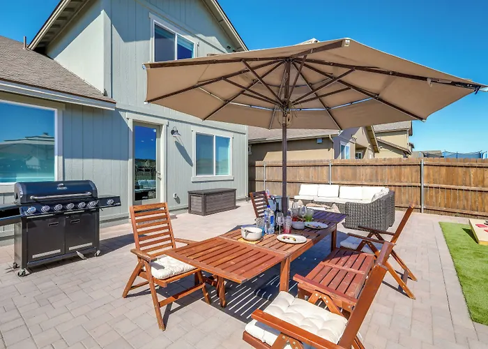 Spacious W/ Jacuzzi + Mtn View! Holiday home *