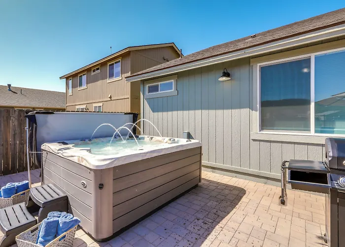 Spacious W/ Jacuzzi + Mtn View!