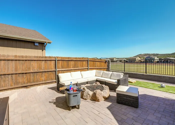 Spacious W/ Jacuzzi + Mtn View! Holiday home Bellemont