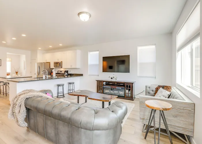 Spacious W/ Jacuzzi + Mtn View!