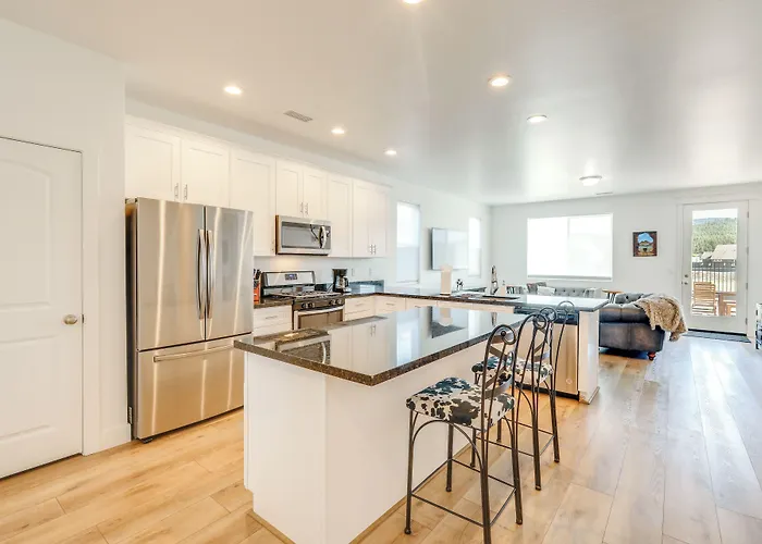 Spacious W/ Jacuzzi + Mtn View! Holiday home Bellemont