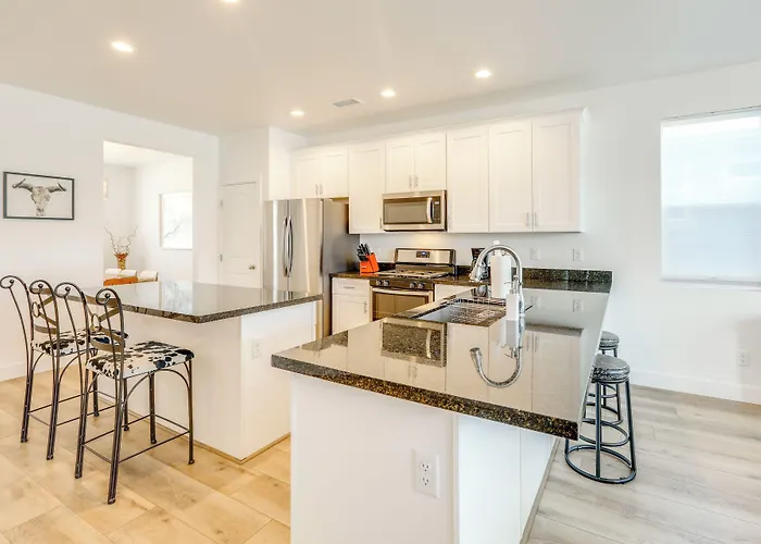 Spacious W/ Jacuzzi + Mtn View! Holiday home Bellemont