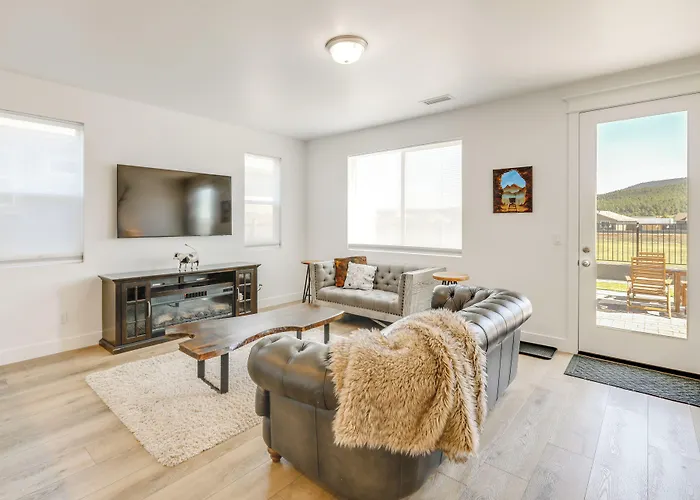 Spacious W/ Jacuzzi + Mtn View! Holiday home