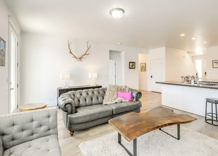 Spacious W/ Jacuzzi + Mtn View! *